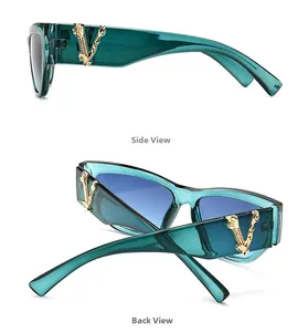 Detailansicht der smaragdgrünen Sonnenbrille mit geprägtem goldenen V-Logo am Bügel