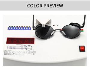 Lunettes steampunk sur testeur UV400 vérifiant le niveau de protection solaire