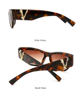Detail einer Sonnenbrille in Schildpatt-Optik mit goldenem barockem V-Metall-Ornament
