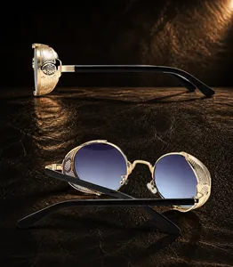 Vue détaillée de lunettes de soleil steampunk avec coques dorées et verres bleus