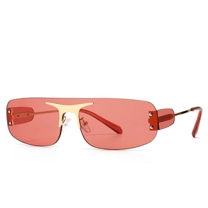 Lunettes de soleil rétro sans monture avec verres rouges et détails d'ailes en métal doré