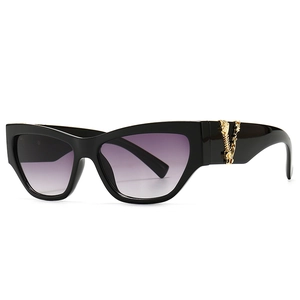 Retro-Cateye-Sonnenbrille mit schwarzem Rahmen und violetten Verlaufsgläsern