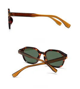 Detailansicht der Retro-Sonnenbrille mit Schildpatt-Muster und dunkelgrünen Gläsern