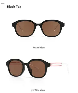 Details einer quadratischen Sonnenbrille in Schwarztee mit rot-transparenten Bügeln