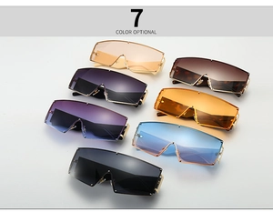 Collection de sept lunettes de soleil sans monture surdimensionnées aux accents métalliques