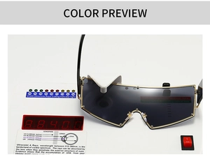 Test UV400 détaillé montrant des lunettes de soleil à monture dorée et protection