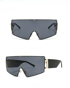 Vue de face et latérale de lunettes de soleil masque noires avec rivets décoratifs