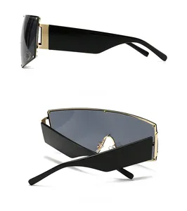 Vue latérale et arrière de lunettes de soleil carrées modernes avec monture noire et détails dorés