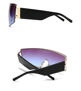 Vue latérale et arrière de lunettes de soleil oversize avec verres dégradés violets et dorés