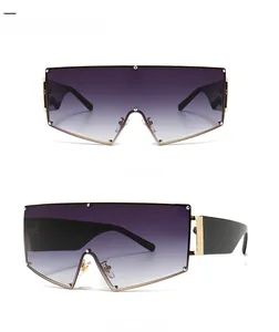 Vue détaillée de lunettes de soleil masque avec verres dégradés et rivets dorés