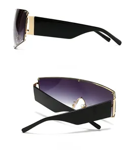 Vue latérale et arrière des lunettes de soleil oversize avec verres dégradés violets