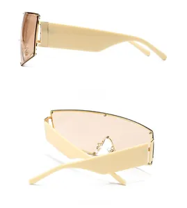 Vue latérale et arrière des lunettes de soleil shield crème avec plaquettes dorées
