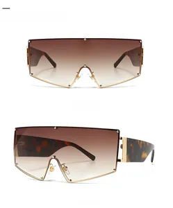 Vues de face et de côté à 45 degrés de lunettes de soleil modernes avec verres dégradés