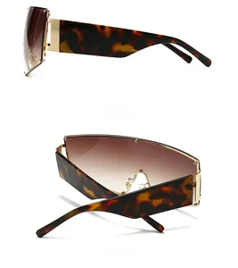 Vues latérale et arrière des lunettes de soleil carrées avec branches en écaille et charnière