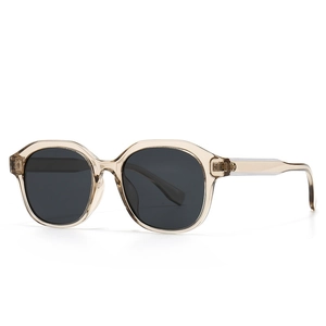 Moderne übergroße quadratische Sonnenbrille in Champagner-Tee-Optik mit dunkelgrauen Gläsern