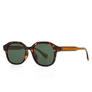 Klassische quadratische Sonnenbrille in Schildpatt-Optik mit dunkelgrünen Gläsern