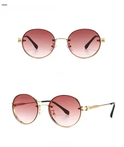 Detailansicht der ovalen Retro-Sonnenbrille mit goldenem Rahmen und rosa Verlauf