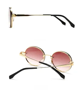 Detailansicht der Seiten- und Rückseite einer randlosen Retro-Sonnenbrille mit Goldbügel