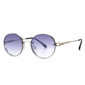 Retro-Sonnenbrille mit silbernem Metallrahmen und lila Verlaufsgläsern für Damen