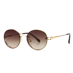 Retro-ovale Sonnenbrille mit goldenem Metallrahmen und braunem Verlauf auf weißem Grund