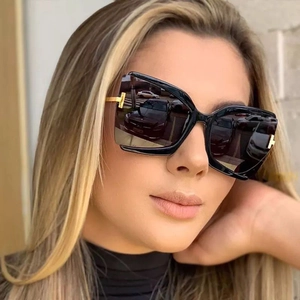 Nahaufnahme der Schmetterlingsbrille mit goldenem T-förmigem Metallscharnier-Detail
