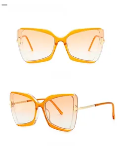 Details einer Schmetterlings-Sonnenbrille mit orangefarbenem Verlauf und T-Metallscharnier