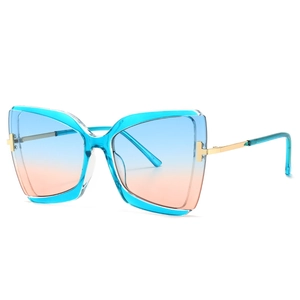 Moderne Schmetterlings-Sonnenbrille mit blauem Farbverlauf und goldenen Metallbügeln