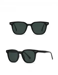 Vues de face et de profil de lunettes de soleil carrées noires avec verres verts