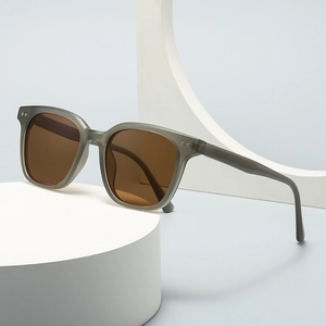 Lunettes de Soleil Polarisées Rétro Homme Femme Mode Monture Carrée PC Protection UV400 Rivets Métalliques Lunettes de Rue