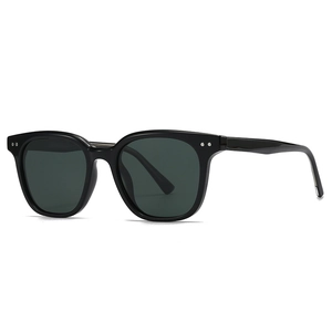 Lunettes de soleil carrées noires avec rivets argentés et verres polarisés sombres