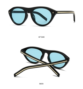 Vue détaillée des lunettes de soleil noires à verres bleus et accents métalliques dorés
