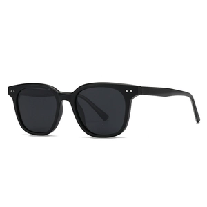 Lunettes de soleil polarisées rétro avec monture carrée noire mate et rivets argentés