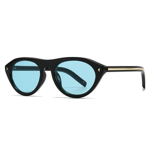 Lunettes de soleil œil-de-chat rétro avec monture noire, verres bleu clair et détails dorés