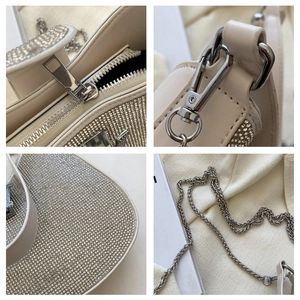Détails des strass argentés, de la chaîne en métal et de la fermeture du sac blanc