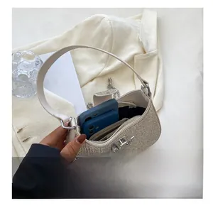 Gros plan sur la capacité intérieure du sac à bandoulière argenté à strass