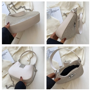 Vues détaillées du sac croissant beige avec strass, chaîne argentée et texture cuir lisse