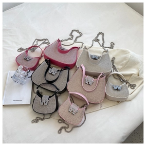 Détail de sacs croissants en strass avec boucle en métal W et bandoulière chaîne