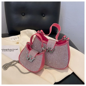 Détail d'un ensemble de sacs roses en strass avec logo W argenté et chaîne
