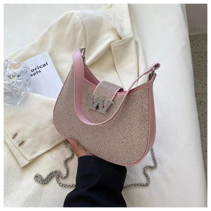Vue détaillée du sac hobo rose à strass avec chaîne argentée et logo W en métal