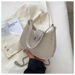Vue détaillée du sac croissant avec strass argentés et boucle métallique en W