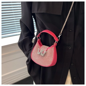 Détail du sac croissant rose fuchsia avec strass blancs et logo W en métal argenté