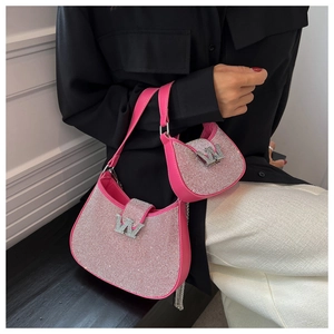 Détail de sacs demi-lune en strass roses avec logo métallique W et cristaux brillants