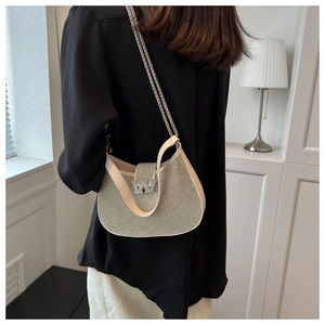 Détail du sac croissant en strass argenté avec boucle W métallique et chaînette