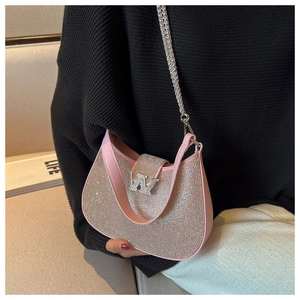 Détail du sac bandoulière rose en strass avec logo W argenté et fine bandoulière chaîne