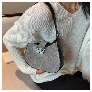 Détail du sac croissant en strass argentés avec garniture en cuir et boucle en W
