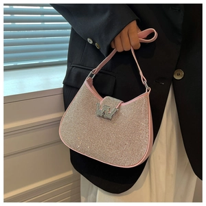 Détail du sac hobo rose orné de strass avec une boucle métallique en lettre W