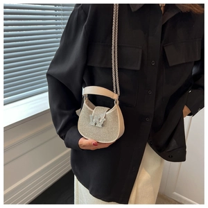 Vue détaillée du sac croissant en strass avec bandoulière chaîne et boucle en W métal