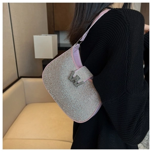Gros plan du sac à bandoulière de luxe lilas serti de strass et détails métalliques