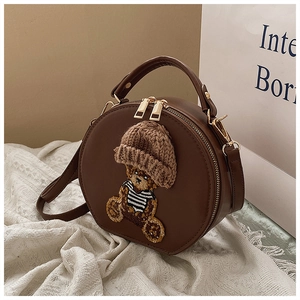 Detailansicht der runden Bären-Tasche mit Doppelreißverschluss und hochwertiger PU-Textur