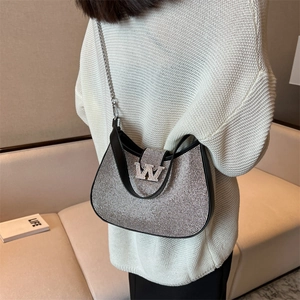 Sac sous le bras étincelant en strass avec boucle W argentée et chaîne